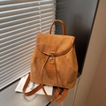 Sac à dos minimaliste en daim marron pour femme avec boucle en métal et sangles en cuir - Marron