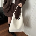 Borsa hobo tote bianca in pelle con scritta Fashion indossata da una modella - Bianco