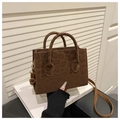 Détail du sac à main léopard avec ferrures dorées et bandoulière réglable - café