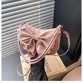 Dettaglio borsa a spalla in raso rosa con catena di perle e decorazione a fiocco - Rosa