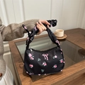 Borsa a spalla nera floreale chic con rose rosa e manico arricciato da donna - Nero