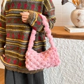 Rosa flauschige Plüsch Schultertasche mit integriertem Griff und weicher Textur - Rosa