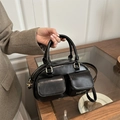 Elegante borsa bowling nera con doppie tasche anteriori e finiture dorate di classe - Nero