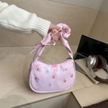 Borsa a spalla rosa a mezzaluna con motivi di rose rosse e manico arricciato - Rosa