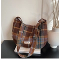 Détail du sac bandoulière à carreaux colorés avec écusson power off sur tweed - Marron