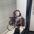Borsa a spalla leopardata con manici bordeaux e dettagli decorativi in pizzo - Leopardo Rosso