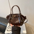 Bolso de mano en cuero brillante marrón oscuro con hebilla metálica y correa ajustable - Café sin Colgante
