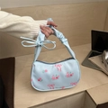 Borsa a spalla azzurra con fiori rosa e dettaglio manico a nuvola increspato - Blu