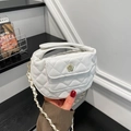 Witte gewatteerde maantas met gouden camelia sluiting en ketting schouderband - Wit