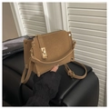 Dettaglio della pelle martellata e della chiusura dorata sulla borsa a mano marrone - Marrone