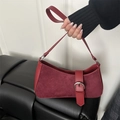 Minimalistische weinrote Sichel-Schultertasche aus Wildleder mit silberner Schnalle - Rot