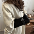 Minimalistische schwarze Halbmond-Schultertasche mit mattem Finish und Schnalle - Schwarz