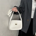 Bolso baguette minimalista de cuero blanco con placa de logo dorada y asa elegante - Blanco