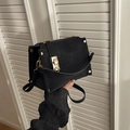 Borsa a mano nera minimalista con fibbia dorata e borchie su tessuto opaco testurizzato - Nero