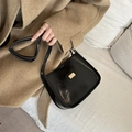 Bolso de hombro estilo francés en charol negro con una elegante placa dorada - Negro