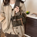 Schicke Handtasche mit Leopardenmuster, braunem Lederriemen und dekorativem Schnallendetail - Kaffee ohne Anhänger