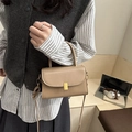 Borsa a tracolla minimalista in pelle kaki con fibbia dorata e tracolla sottile - Cachi
