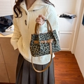Retro Handtasche mit Leopardenmuster, braunem Lederriemen und Metallschnallendetail - Braun Ohne Anhänger