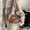 Bolso de hombro de cuero marrón con logo de metal dorado y diseño vintage minimalista - Marrón