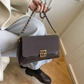 Dunkelbraune Schultertasche mit Krokoprägung, goldener Schnalle und Kettenriemen - Braun
