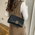 Vintage schwarze Unterarmtasche mit goldener Schnalle und Lederkettenriemen für Damen - Schwarz