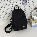 Sac bandoulière en nylon noir polyvalent avec sangle réglable et détail de l'étiquette - Noir sans Pendentif