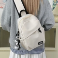 Sac à dos minimaliste en nylon blanc avec bretelles noires et breloque basket - Blanc Avec Pendentif Mini Chaussure