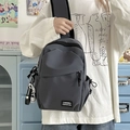 Sac de poitrine décontracté gris foncé en nylon avec breloques marguerite et basket - Gris Avec Pendentif Mini Chaussure