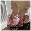 Detail der rosa Pailletten-Schultertasche mit geflochtenem Griff und Lichtreflexion - Rosa