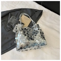 Dettaglio borsa tote con paillettes argento con manici intrecciati e logo in metallo - Argento