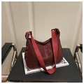 Dettaglio borsa a mezzaluna rosso scuro con motivo leopardato e tracolla intrecciata - Rosso