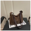 Dettaglio borsa a tracolla in nylon marrone scuro opaco con tracolla regolabile su rivista - caffè