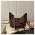 Detalle de bolso bandolera con estampado de leopardo marrón y correa ancha de tela - Marrón