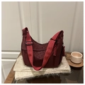 Detalle de bolso bandolera burdeos con estampado de leopardo y correa ajustable - Burdeos