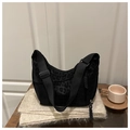Detalle de bolso bandolera de nailon leopardo negro con correa ancha y cremallera de nudo - Negro