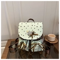 Dettaglio dello zaino vintage verde con motivo a stelle, fiocco marrone e tasche a quadri - Verde
