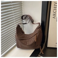 Detailaufnahme der Leoparden-Stofftasche mit dekorativem gewebtem Reißverschluss-Anhänger - Braun