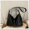 Detalle de bolso hobo de cuero brillante negro con correa ancha y hebilla plateada - Negro