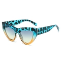 Lunettes de soleil œil de chat à motif léopard bleu avec verres dégradés - Standard / Standard (TVA 13 % incl.) Monture bleue et jaune verres bleu-jaune