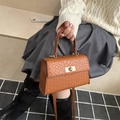 Braune Handtasche mit Krokodilprägung und goldenem Drehverschluss für Damen - Braun