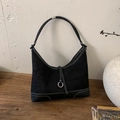 Detailansicht der schwarzen Wildledertasche mit weißen Ziernähten und silbernen Metallteilen - Schwarz