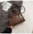 Elegante bolso bandolera de cuero marrón con detalles dorados y asas superiores - Marrón