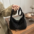 Schwarze Hobo-Tasche mit Leopardenmuster und verstellbarem Riemen in gemütlicher Umgebung - Leopardenmuster (2813) / Schwarz