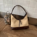 Retro-Shopper aus khakifarbenem Wildleder mit Leder-Patchwork und Metallring-Detail - Khaki
