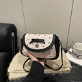 Bolso bandolera rosa con lazos negros y textura de tela arrugada a la moda - Negro (Costuras en Rosa y Negro)