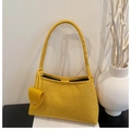 Dettaglio della borsa sottobraccio in pelle scamosciata gialla con mini portamonete - Giallo