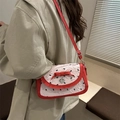 Bolso de hombro plisado blanco con lazo rojo y colgante de corazón en una modelo - Rojo (Costuras en Rojo y Blanco)
