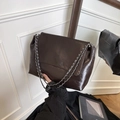 Bolso de hombro en cuero arrugado marrón oscuro con cadena plateada y solapa de moda - Marrón