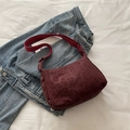 Dunkelweinrote Umhängetasche mit Leopardenmuster und verstellbarem Gurt auf Denim - Leopardenmuster (2813) / Rot