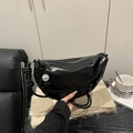 Schicke schwarze Halbmond-Tasche in Hochglanzoptik mit geknotetem Schultergurt - Schwarz